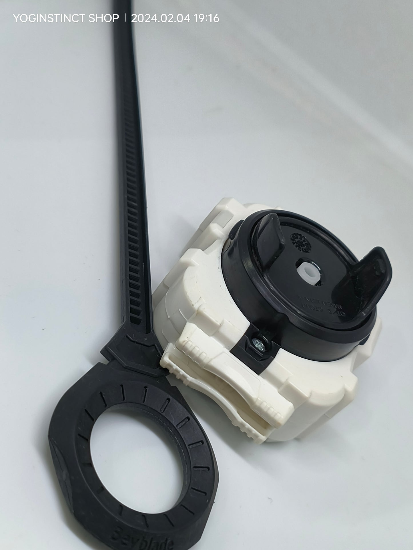 (बी-136) लाइट लॉन्चर (सफ़ेद)।