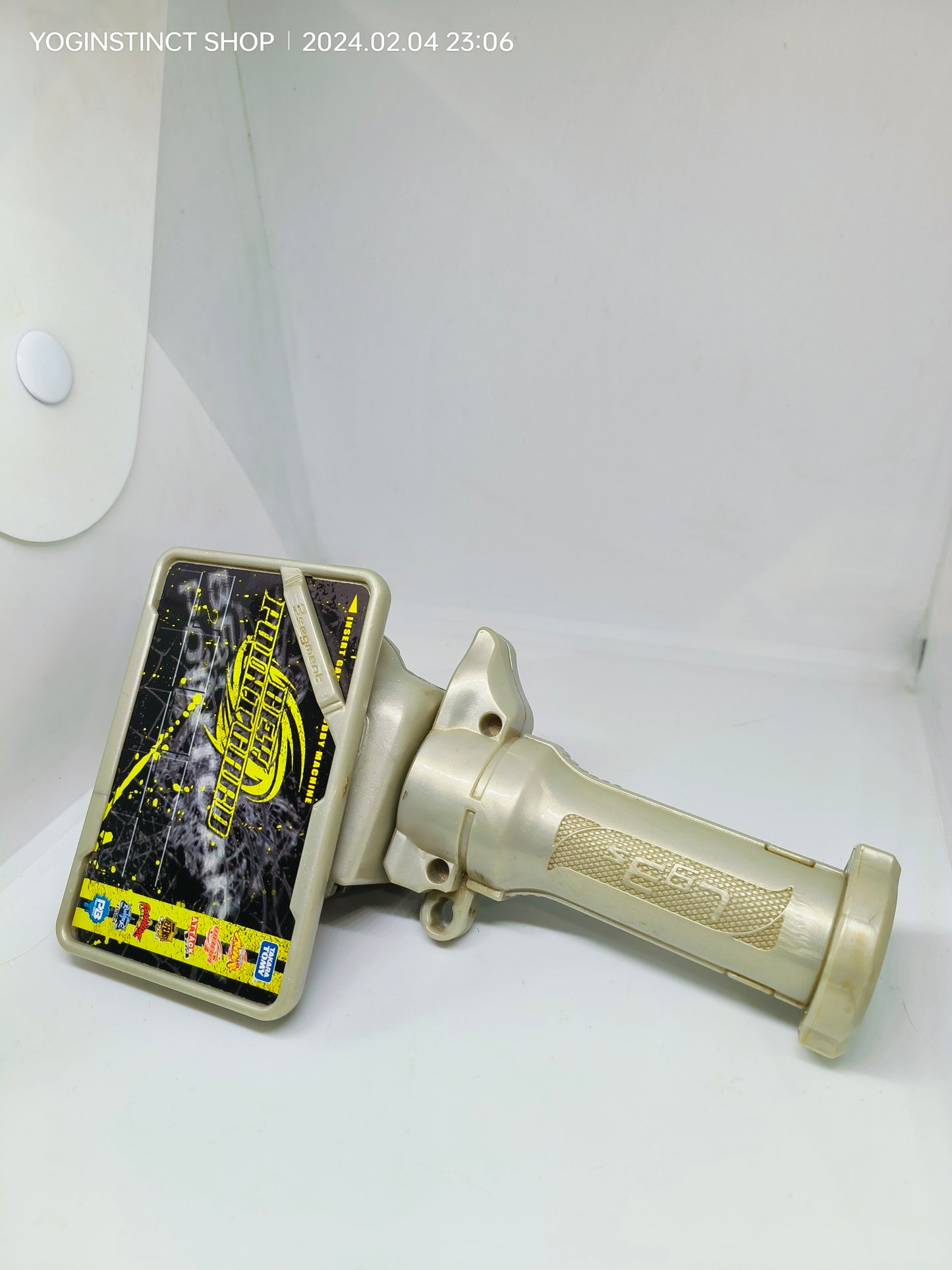BB-73 3-Segment Launcher Grip (white) with beycard