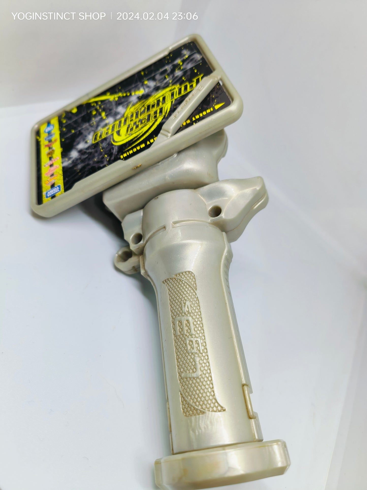 BB-73 3-Segment Launcher Grip (white) with beycard