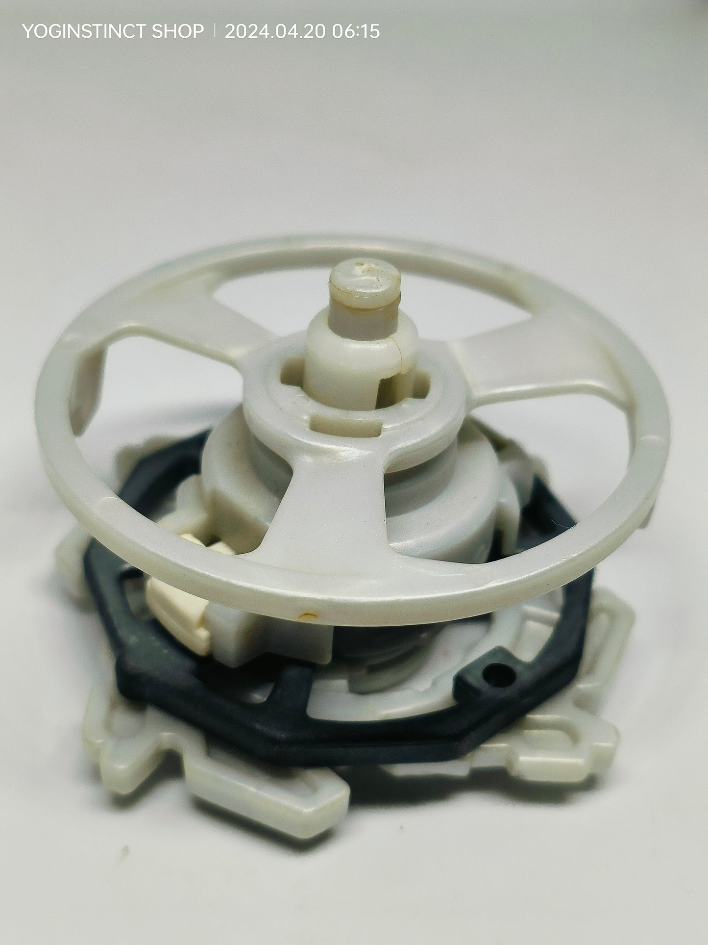 A-64 White Cyber Dragoon (A) - Takaratomy Beyblade: V-FORCE