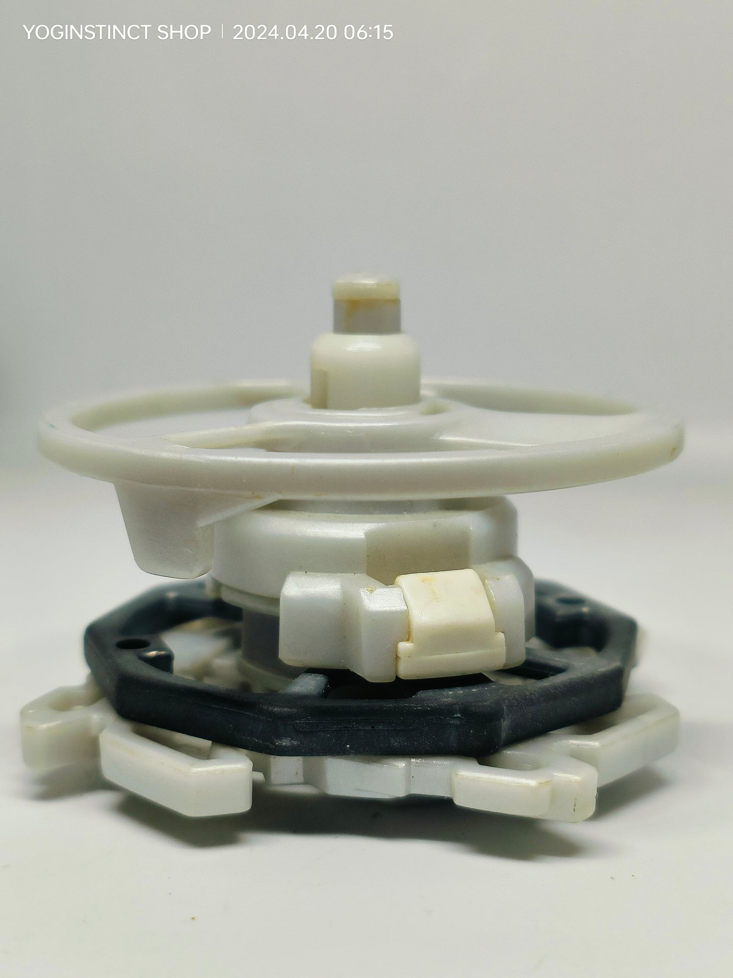 A-64 White Cyber Dragoon (A) - Takaratomy Beyblade: V-FORCE