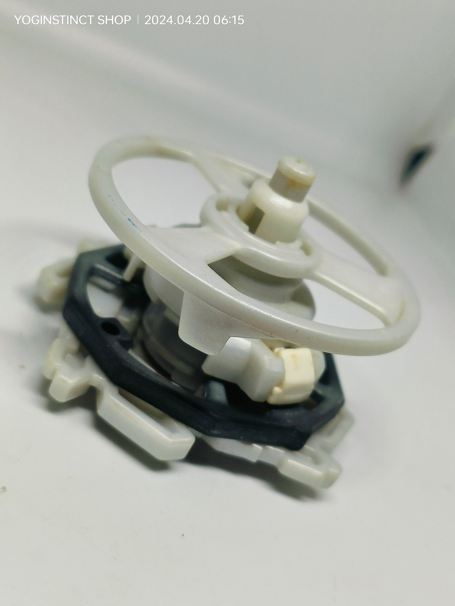 A-64 White Cyber Dragoon (A) - Takaratomy Beyblade: V-FORCE
